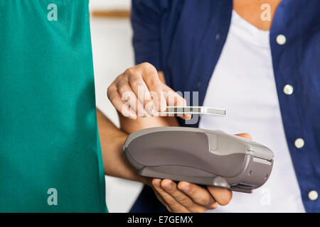 Le paiement du client avec l'aide de NFC smartphone Banque D'Images