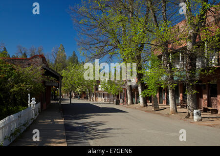 Hôtel de ville (1856, à droite), rue Principale, parc d'état historique de Columbia, Columbia, du comté de Tuolumne, contreforts de la Sierra Nevada, Cali Banque D'Images