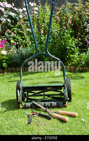 Sécateur de jardin tondeuse manuelle et part taille haie Banque D'Images