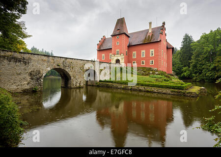 Cervena Lhota château sous la pluie Banque D'Images