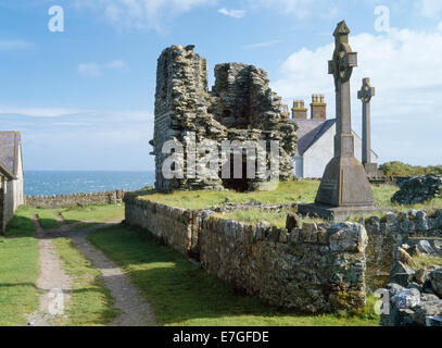 La tour en ruine de St Mary's Abbey, Bardsey Island, au nord du Pays de Galles ; tôt le matin Banque D'Images