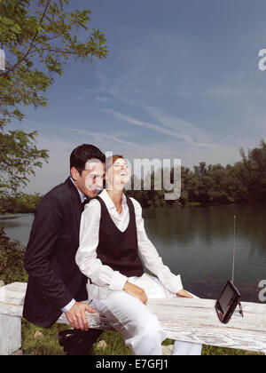 Beaux jeunes gens à l'aide de PDA en plein air Banque D'Images