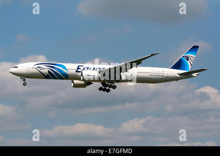 Boeing 777-300 d'Egyptair la piste 27L à l'approche de l'aéroport Heathrow de Londres. Banque D'Images