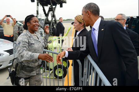 Le président américain Barack Obama salue les membres du service à son arrivée à la base aérienne MacDill, 16 septembre 2014 à Tampa, en Floride. Obama est à MacDill pour rencontrer des hauts commandants de commandement central des États-Unis pour discuter de la situation avec l'État islamique. Banque D'Images