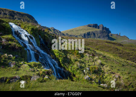 Cascade Voile de la mariée avec Vieil Homme de Storr, au-delà de la péninsule de Trotternish, Isle of Skye, Scotland Banque D'Images