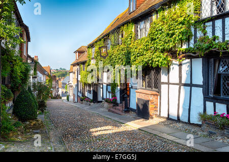 Une belle rue pavée, dans la ville historique de Rye dans l'East Sussex Banque D'Images