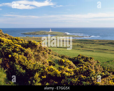 À la recherche au sud jusqu'à Enlli Pnca et Bardsey Island Lighthouse de Bardsey bardsey Island, la montagne, le Pays de Galles Banque D'Images