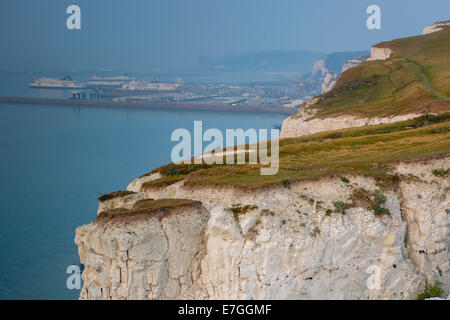 Matin brumeux sur les falaises blanches de Douvres et le port de Douvres, Kent, Angleterre Banque D'Images