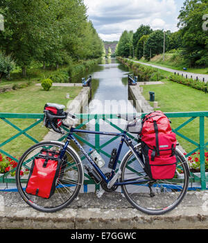 Vélos de cyclotourisme avec sacoches rouge Banque D'Images