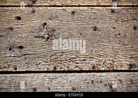 La surface de planches de bois avec de vieux clous, arrière-plan. Plan horizontal Banque D'Images