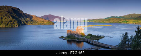 Tôt le matin sur le château d'Eilean Donan le long de Loch Duich, Dornie, Highlands, Scotland Banque D'Images