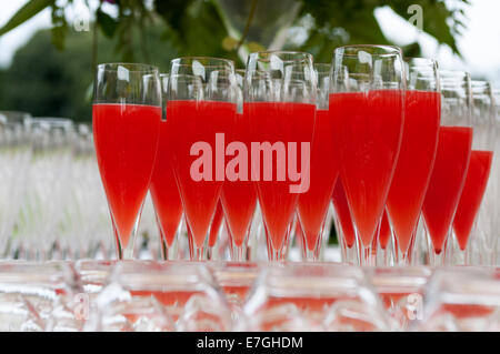 Des verres pour l'apéritif sans alcool sur le bac Banque D'Images