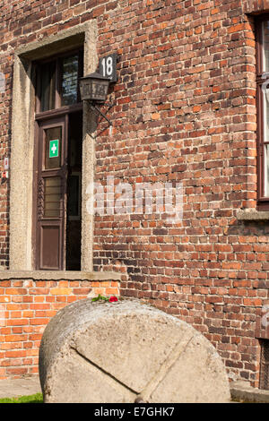 Le citoyen livré à la mémoire de l'holocauste et la lampe d'entrée hongrois signe pour bloc 18 au camp de concentration d'Auschwitz Banque D'Images