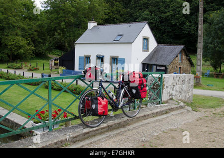 Vélos de cyclotourisme sur le canal d'Ille-et-Rance, Bretagne, France. Banque D'Images