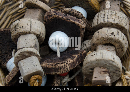 Close-up de bouchons de pêche dans un panier Banque D'Images