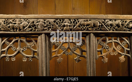 Pennant Melangell C'église 15ème chêne jubé représentant histoire de C septième princesse irlandaise St Melangell de l'enregistrement d'un lièvre chassé de Brochwel, prince de Powys Banque D'Images