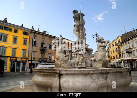 Gorizia, Place de la Victoire (Piazza Vittoria). La fontaine de Neptune construit au milieu de 1700. Banque D'Images