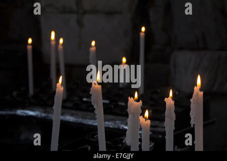 Un groupe de bougies allumées dans l'église Banque D'Images