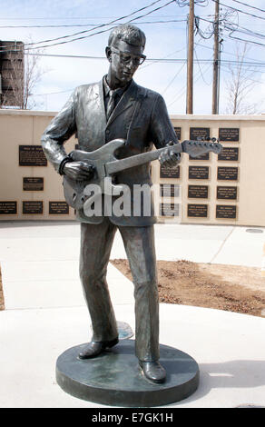 La Buddy Holly Statue à Lubbock, Texas, rend hommage au pionnier du rock 'n' roll qui a façonné l'histoire de la musique avec son son et son style emblématiques. Banque D'Images