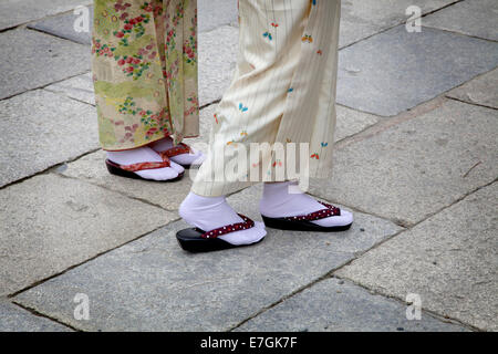 Pieds de femmes portant des geta, des sandales de bois traditionnels japonais, Kyoto, Japon, Asie Banque D'Images