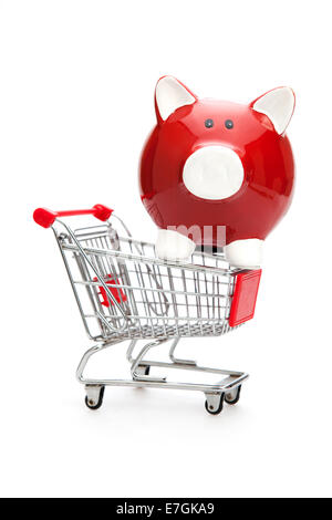 Tirelire rouge sur le panier sur le fond blanc Banque D'Images