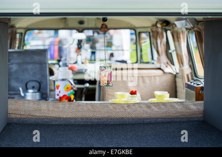 Toujours en vacances signe suspendu à l'arrière d'un écran partagé VW Volkswagen camper van intérieur à une VW Show. L'Angleterre Banque D'Images