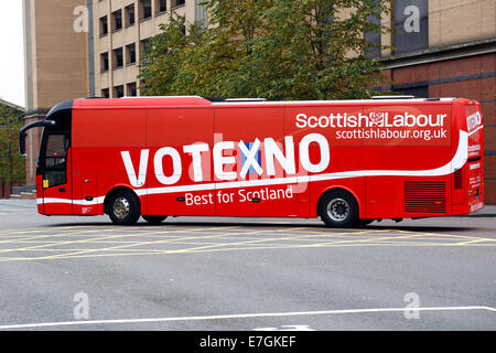 North Hanover Street, Glasgow, Écosse, Royaume-Uni, mercredi 17 septembre 2014. La veille du référendum sur l'indépendance écossaise, un entraîneur travailliste écossais avec un vote aucun message traverse le centre-ville Banque D'Images