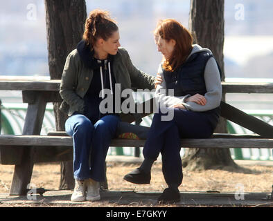 Kristen Stewart et Julianne Moore sur le plateau de tournage de "Alice" sur l'emplacement de tir à Manhattan avec : Kristen Stewart,Julianne Moore Où : New York City, New York, United States Quand : 14 Mars 2014 Banque D'Images