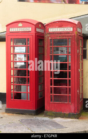 Plymouth, Devon, UK. 17 Septembre, 2014. Deux cabines téléphoniques rouges pour louer avec un consentement à la vente au détail1, Barbican, Plymouth, en Angleterre. Un consentement de détail1 permet à l'essence d'être utilisé pour des magasins de détail, les entrepôts, les coiffeurs, les pompes funèbres, les voyages et les agences de billets, bureaux de poste, les nettoyeurs à sec, etc.. Les boîtes ne sont pas en usage et en attente pour les nouveaux locataires Crédit : Jim Harrison/Alamy Live News Banque D'Images