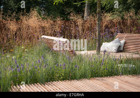 Stipa gigantea - Verbena bonariensis et herbes dans un petit jardin - terrasse en bois située sur la terrasse de la fleur de Tatton Park RHS Banque D'Images