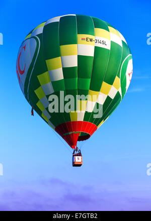 Minsk, Belarus - 14 septembre 2014 : le premier championnat ouvert du Bélarus sur les sports aéronautiques.Green ballon volant. Banque D'Images
