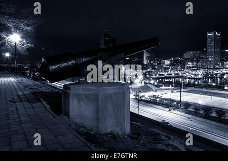 Cannon et point de vue sur les toits de Paris de nuit sur Federal Hill. Banque D'Images