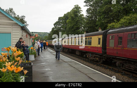 Les passagers sur la plate-forme et des voitures de train à vapeur historique Grosmont gare sur voyage de Pickering de Whitby, Angleterre Banque D'Images