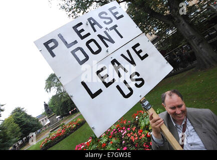 Edinburgh, Royaume-Uni. 17 Sep, 2014. Les partisans de la ''OUI'' vote out poussant leur vote pour le vote indécis autour d'Édimbourg.Le groupe disent que c'est un dernier tentent de conclure un indécis pour le référendum écossais. Credit : Gail Orenstein/ZUMA/Alamy Fil Live News Banque D'Images