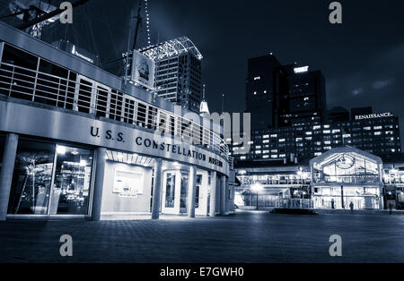 Le Musée de l'USS Constellation et Pratt Street Pavilion pendant le crépuscule, à Inner Harbor de Baltimore, Maryland. Banque D'Images