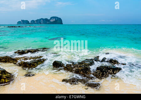 Vagues à Bamboo Island, Krabi en Thailande Banque D'Images