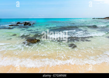 Vagues à Bamboo Island, Krabi en Thailande Banque D'Images