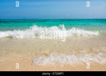 Vagues à Bamboo Island, Krabi en Thailande Banque D'Images