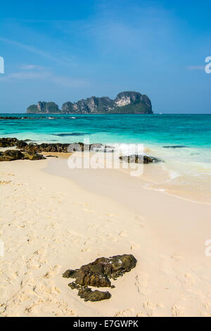 Rochers sur la plage de mer tropicale à Bamboo Island Krabi Province du Sud-Est de la Thaïlande. Banque D'Images