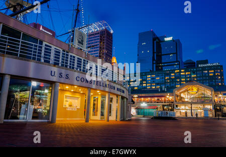 Le Musée de l'USS Constellation et Pratt Street Pavilion pendant le crépuscule, à Inner Harbor de Baltimore, Maryland Banque D'Images