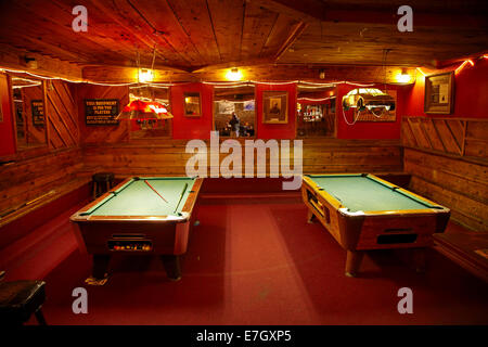 Salle de billard, porte en fer Saloon (réputé pour être le plus vieux saloon en Californie), Groveland, Tuolumne County, Californie, USA Banque D'Images