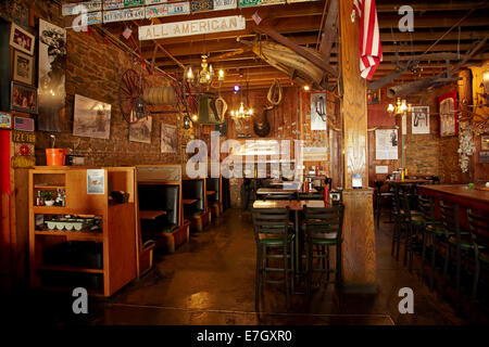 Intérieur de la porte en fer Saloon (réputé pour être le plus vieux saloon en Californie), Groveland, Tuolumne County, Californie, USA Banque D'Images