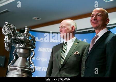 Jeff Bezos, fondateur d'Amazon.com et d'origine bleu, droite, et Tony Bruno, directeur général de United Launch Alliance (ULA), à gauche, à participer à une conférence de presse pour dévoiler l'ÊTRE-4 moteur de fusée au National Press Club, au centre-ville de Washington, D.C. le 17 septembre 2014. Origine bleu et l'Alliance de lancement (ULA) ont conclu un accord pour développer conjointement le nouveau moteur. Banque D'Images