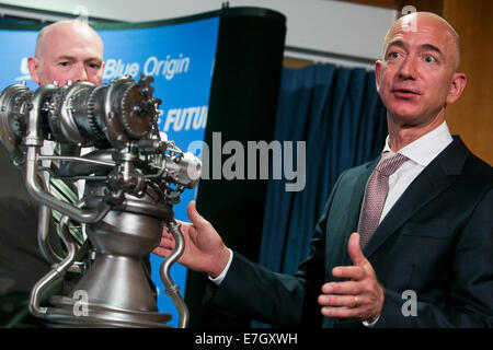 Jeff Bezos, fondateur d'Amazon.com et d'origine bleu, droite, et Tony Bruno, directeur général de United Launch Alliance (ULA), à gauche, à participer à une conférence de presse pour dévoiler l'ÊTRE-4 moteur de fusée au National Press Club, au centre-ville de Washington, D.C. le 17 septembre 2014. Origine bleu et l'Alliance de lancement (ULA) ont conclu un accord pour développer conjointement le nouveau moteur. Banque D'Images