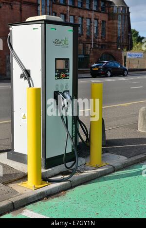 Borne de recharge électrique pour voitures électriques dans un parking à Glasgow, en Écosse Banque D'Images