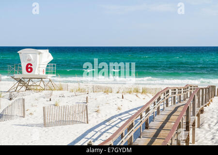 Le nombre 6 lifeguard station à l'ouest du parc à l'extrémité ouest de la plage de Pensacola, en Floride. Banque D'Images