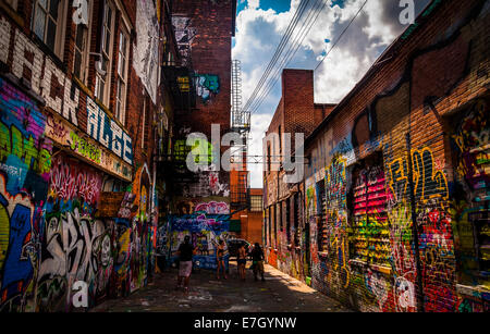 Journée ensoleillée dans la zone Graffiti Alley, Baltimore, Maryland. Banque D'Images