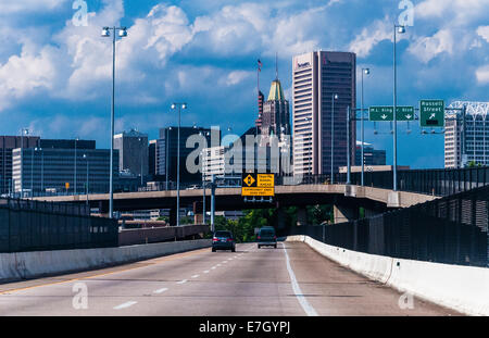 Vue sur les échanges et l'horizon de Baltimore, à partir de la I-395. Banque D'Images