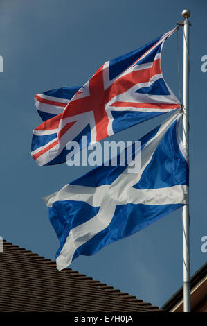 Royaume-uni drapeaux. L'Union Flag et sautoir écossais voler ensemble pendant la campagne référendaire de 2014 l'indépendance écossaise à Weymouth, Angleterre. Banque D'Images