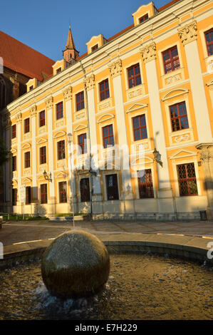 Façade de l'édifice abritant Faculté de philologie de l'Université de Wroclaw, Wroclaw, Pologne Banque D'Images